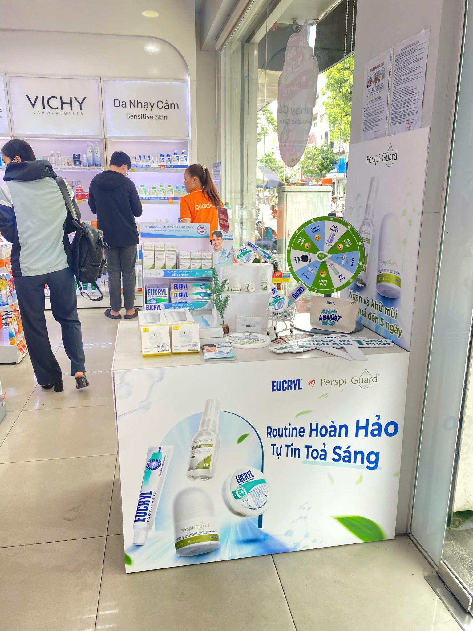Khách hàng và khu vực trưng bày Eucryl, Perspi-Guard tại Guardian.